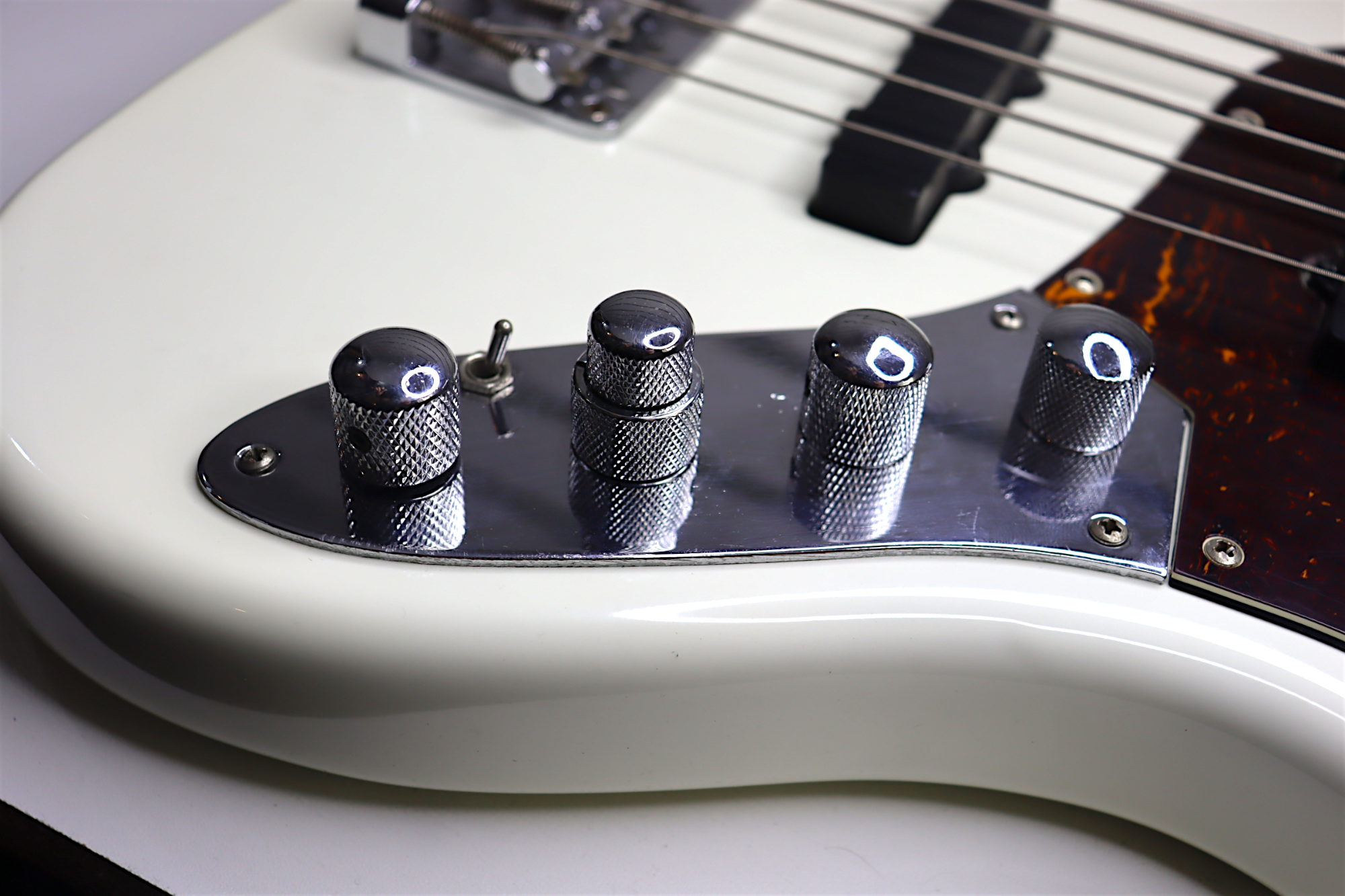 LOCAÇÃO CONTRABAIXO SQUIER JAZZ BASS AFINITTY 5 ACTIVE OLYMPIC WHITE COD541